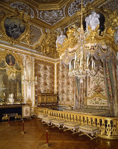 Dormitorio de Luis XIV. Mas actuales son los aposento interiores del rey, de carácter privado y que están decorados con boisieres o paneles dorados.