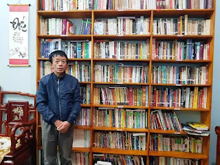 Thầy Đông cùng tủ sách gia đình phục vụ miễn phí các em học sinh và người dân. Thầy Đông cùng tủ sách gia đình phục vụ miễn phí các em học sinh và người dân.