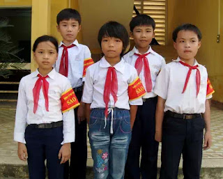 Đội “Sao đỏ” của một trường tiểu học: Các em đã trở thành “ác thần ám ảnh” với các bạn cùng trường… và xét cho cùng, chính các em cũng là nạn nhân, bị đầu độc bởi lũ người tự xưng là người lớn! Đội “Sao đỏ” của một trường tiểu học: Các em đã trở thành “ác thần ám ảnh” với các bạn cùng trường… và xét cho cùng, chính các em cũng là nạn nhân, bị đầu độc bởi lũ người tự xưng là người lớn!