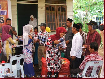 hafizan abas melalui yayasan yahafis memberikan bantuan berupa sajadah