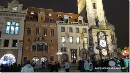 Praga. Plaza Ciudad Vieja. Ayuntamiento y Torre Reloj - 20141216_165304