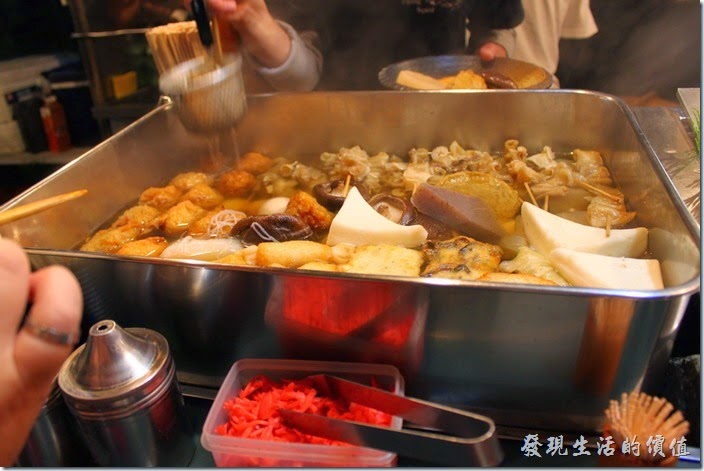 日本北九州-中洲屋台(路邊攤)。在這裡就算日文不通也沒有關係，店家大多習慣不會說日本話的外國觀光客了，反正要吃得關東煮都擺在前面，要吃什麼用比的就可以了。