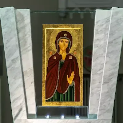 Về bức hình Đức Mẹ ngay bên thang máy cổng chính, lối vào dinh thự Giáo hoàng tại Vatican...