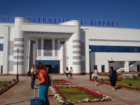 01. Aeroportul Urgench.JPG