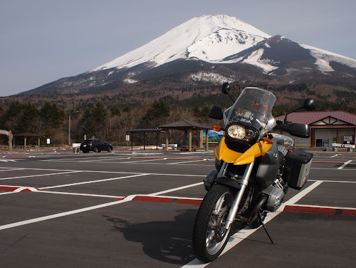 [写真]富士山スカイラインにて富士山とR1200GS