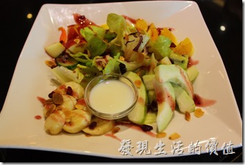 台東-愛上台東義大利餐廳。浪漫雙人套餐的主廚沙拉「水果優格生菜大沙拉」，新鮮當令的水果佐生菜，淋上優格，新鮮上桌。