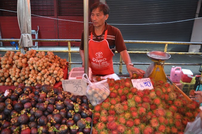 Imagini Thailanda: Fructe in piata de zi din Chiang Rai, Thailanda
