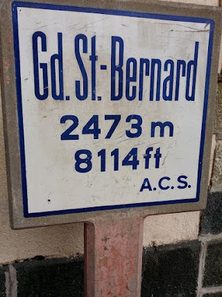 Panneau au sommet du Col du Grand-St-Bernard Panneau au sommet du Col du Grand-St-Bernard