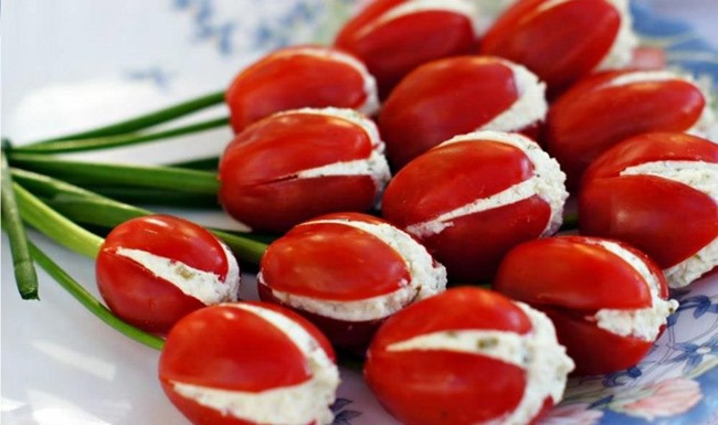 flores de tomate cereja com cottage manjericão e talo de cebolinha
