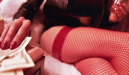 prostituta-pegando-dinheiro