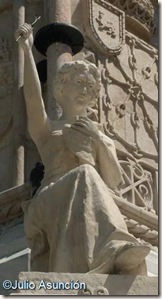 Estatua alegórica - Monumento a los Fueros - Pamplona
