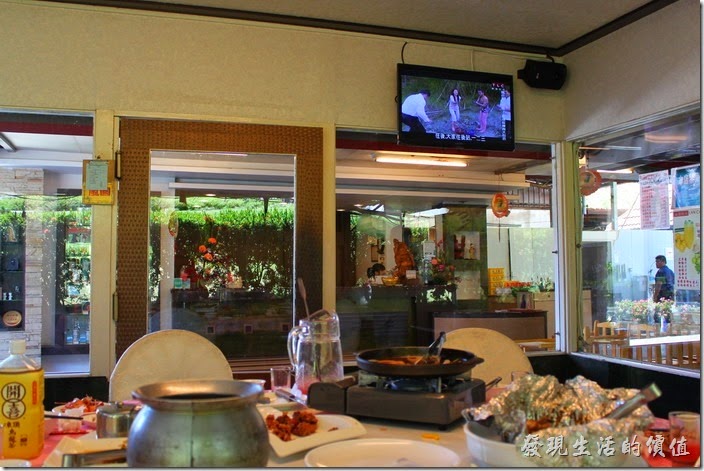 高雄-頭前園土雞城休閒餐廳。餐廳用餐的環境還不錯，每間包廂都有冷氣。