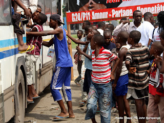 Des enfants le 20/11/2011 à Kinshasa, prennent place à bord d’un bus destiné à la campagne électorale d’un candidat aux élections de 2011 en RDC. Radio Okapi/ Ph. John Bompengo