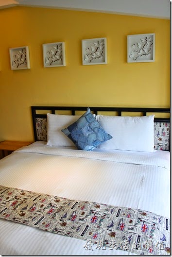 墾丁-冒煙的喬雅客商旅。床頭的牆壁上還有好多蝴蝶剪紙的掛畫。