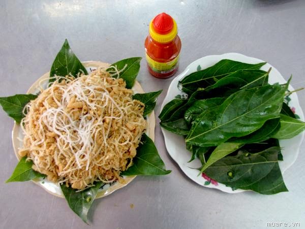 Mua Nem Phùng ăn  trong ngày bão tháng 3