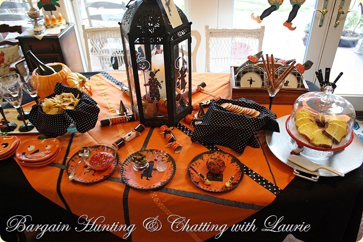 TABLE HWEEN PARTY