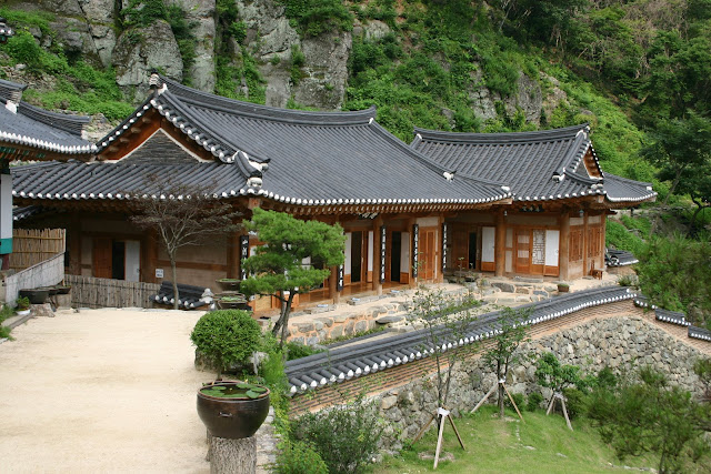 Nhà cổ hanok Andong tại làng Gasong lợp ngói âm dương Nhà cổ hanok Andong tại làng Gasong lợp ngói âm dương