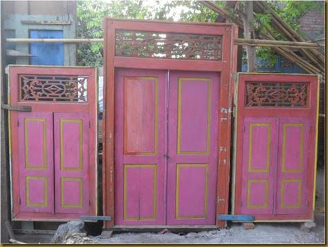 KOLEKSI BARANG ANTIK Set Pintu Jendela  Lawas Merah terjual 