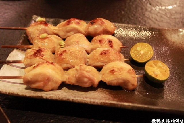台南-花川日本料理。雞肉串四串 NTD200（推薦），不知道是不是雞腿肉？有嚼勁又很入味，淋上金桔汁風味更佳。