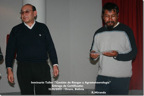 Entrega de Certificados a cargo del Hugo Mollinedo a Jhon Choqueticlla 