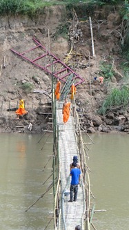 Monges ajudam na construção da ponte de bambu