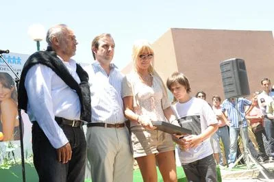 El intendente Erreca les entrega una placa a Gustavo y a Cris..JPG