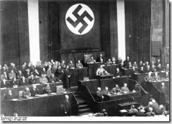 Bundesarchiv_Bild_102-14439,_Rede_Adolf_Hitlers_zum_Ermächtigungsgesetz