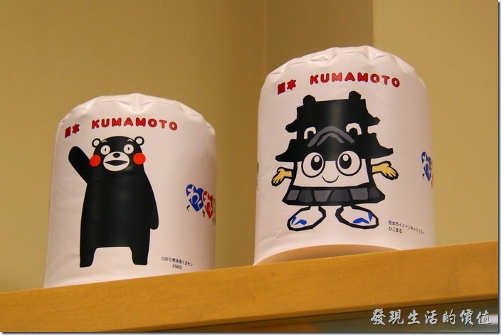 熊本火車站的「觀光案內所」內擺有熊本的吉祥物：「熊本熊（くまモン）」及「熊本城寶寶（ひこまるくん）」