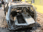  – Un véhicule incendié au siège inter fédéral du PPRD le 5/9/2011 à Kinshasa. Radio Okapi/ Ph. John Bompengo