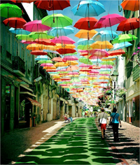 Hermoso adorno de sombrillas coloridas adornando la calle