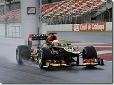 Grosjean con la Lotus nei test di Barcellona 2013