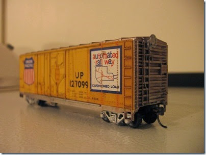 IMG_6248 Athearn  40-foot Grain-Loading Boxcar Union Pacific #127099