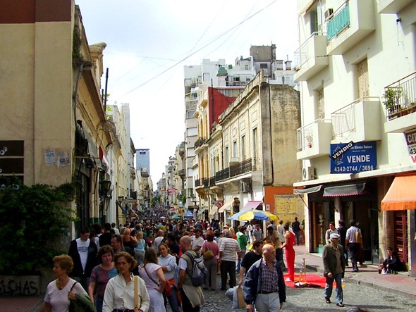 Ruas de San Telmo lotadas numa tarde de domingo