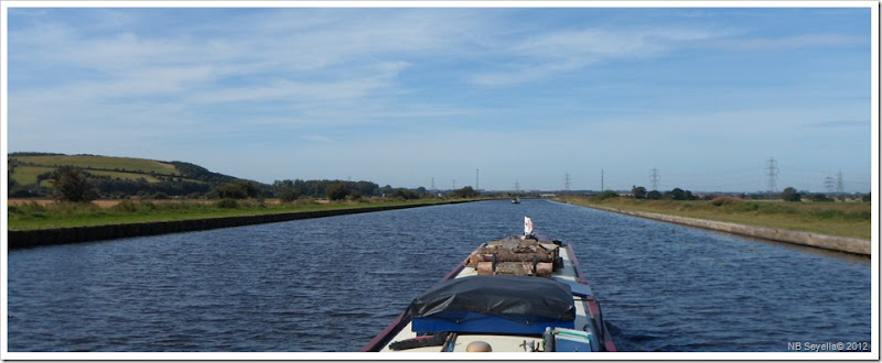 SAM_2929 Small boat, big canal
