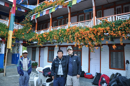 Trekking in Himalaya: Proprietar teahouse Tikhedunga