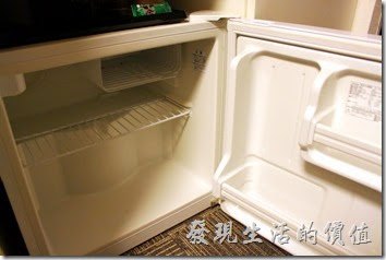 【博多祇園Hotel東名inn】客房內有提供冰箱，裏頭什麼都沒有，想喝飲料樓下FamilyMart買就有了。 