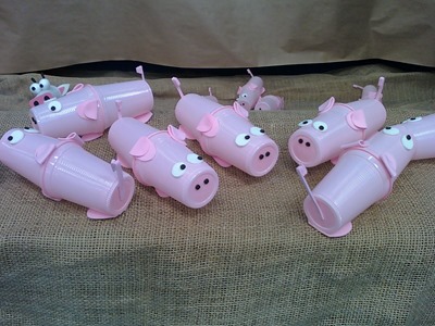 cerdos con vasos de plastico