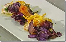 Involtini di spada con arance e chips di patate viola