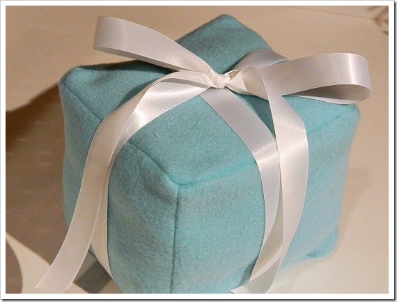 Present Pillow Tiffany Box Kitchen(550x413) (2)