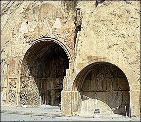 Vue générale des grottes de Taq-e Bostan