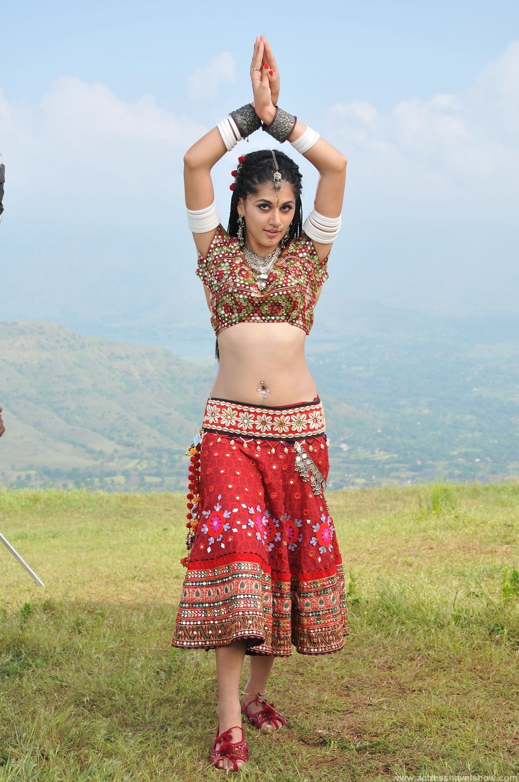 [Tapsee%2520Milky%2520%2520Hot%2520Navel%2520Show%2520%252810%2529%255B3%255D.jpg]