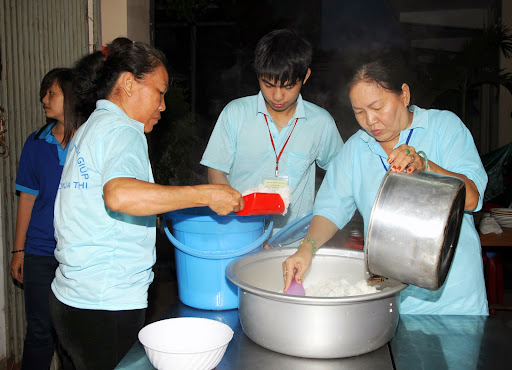 Các cô trong ban ẩm thực chuẩn bị bữa ăn cho thí sinh
