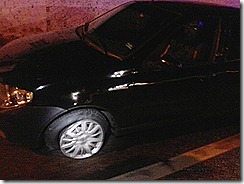 CARRO COM OS PNEUS ESTOURADOS (1)