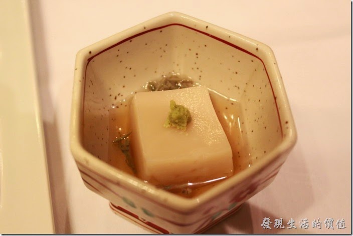 日本北九州-由布院-彩岳館。1.小鉢─胡麻豆腐。第一道菜「小鉢」就是開胃菜的意思，這豆腐上面用芥末稍為點綴了一搓綠色，吃日本料理的享受舊是不只要講求食物的精緻，還得好看。
