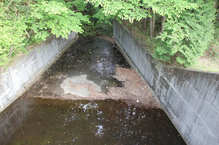 Vista del condotto di scarico dell'acqua residua dal bordo superiore.
