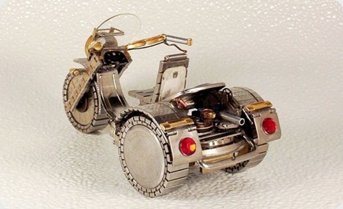 motocicletas hechas con piezas de reloj