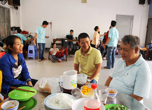 Các tình nguyện viên ăn trưa sau khi các thí sinh đã dùng bữa