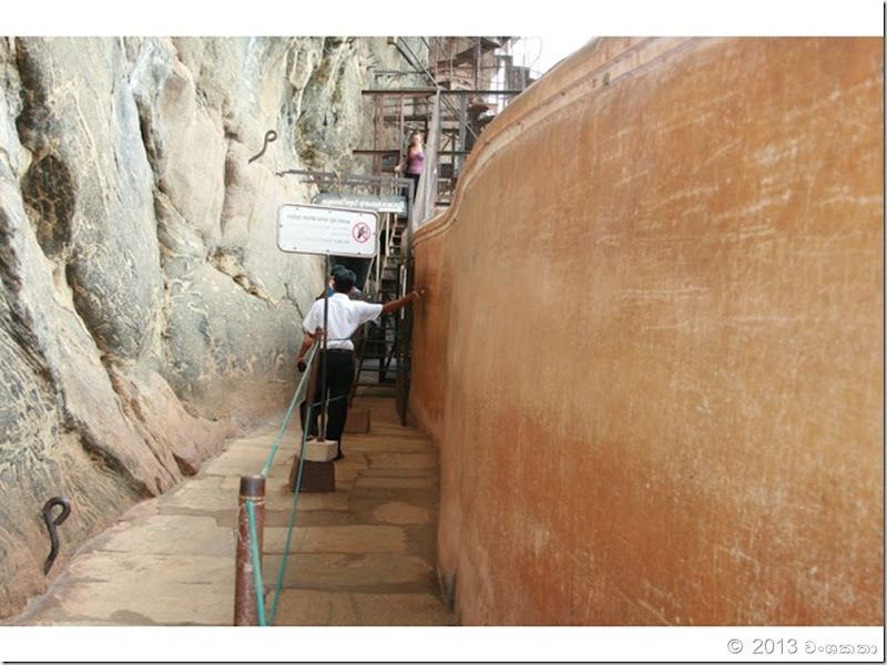 5832334-The_Mirror_Wall_Sigiriya