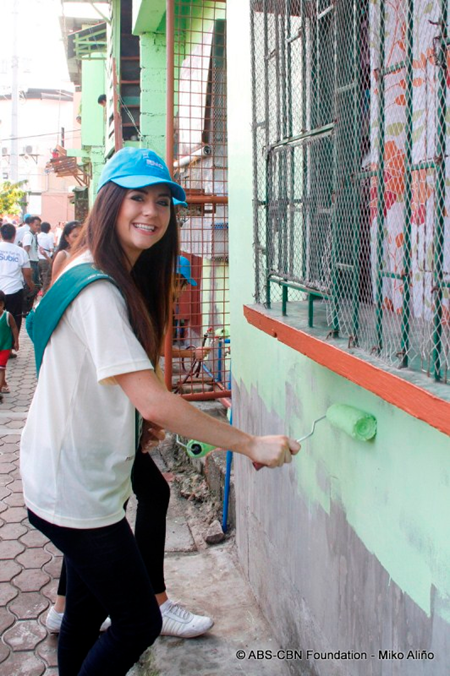 Miss Earth 2013 candidate helps in painting a house along Estero de Santibanez