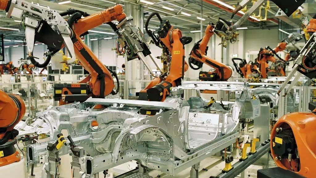 Xe hơi BMW được các “cánh tay robot” của KUKA lắp ráp.